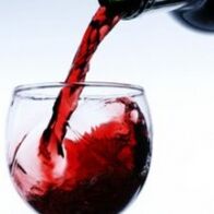 bort öntenek egy pohárba