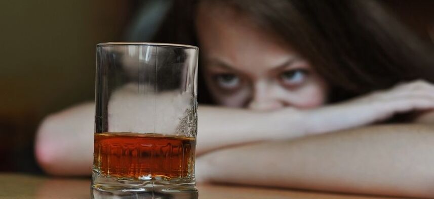 nő alkoholt iszik, hogyan kell leszokni