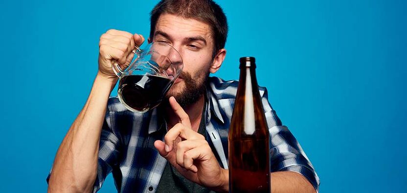 egy férfi alkoholt iszik, hogyan kell leszokni 2. fotó